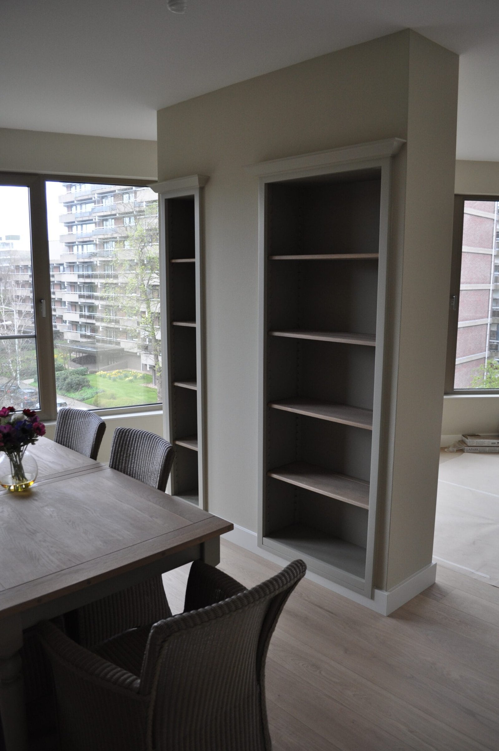 Maatwerk roomdivider in een moderne eetkamer – stijlvolle interieurafwerking door Aannemersbedrijf Marco Graafland.
