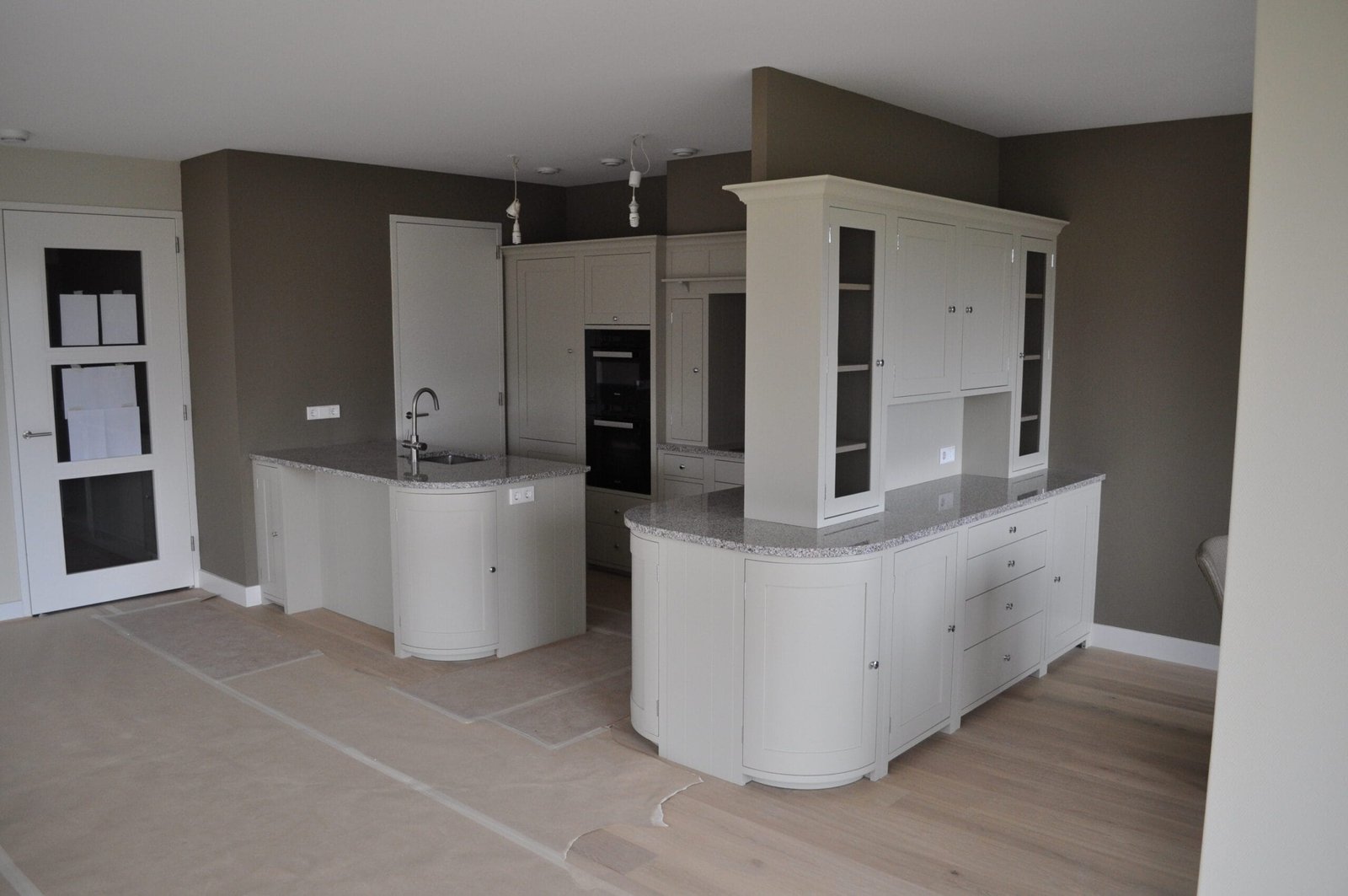 Luxe maatwerkkeuken met kookeiland en ingebouwde kasten – vakmanschap van Aannemersbedrijf Marco Graafland.